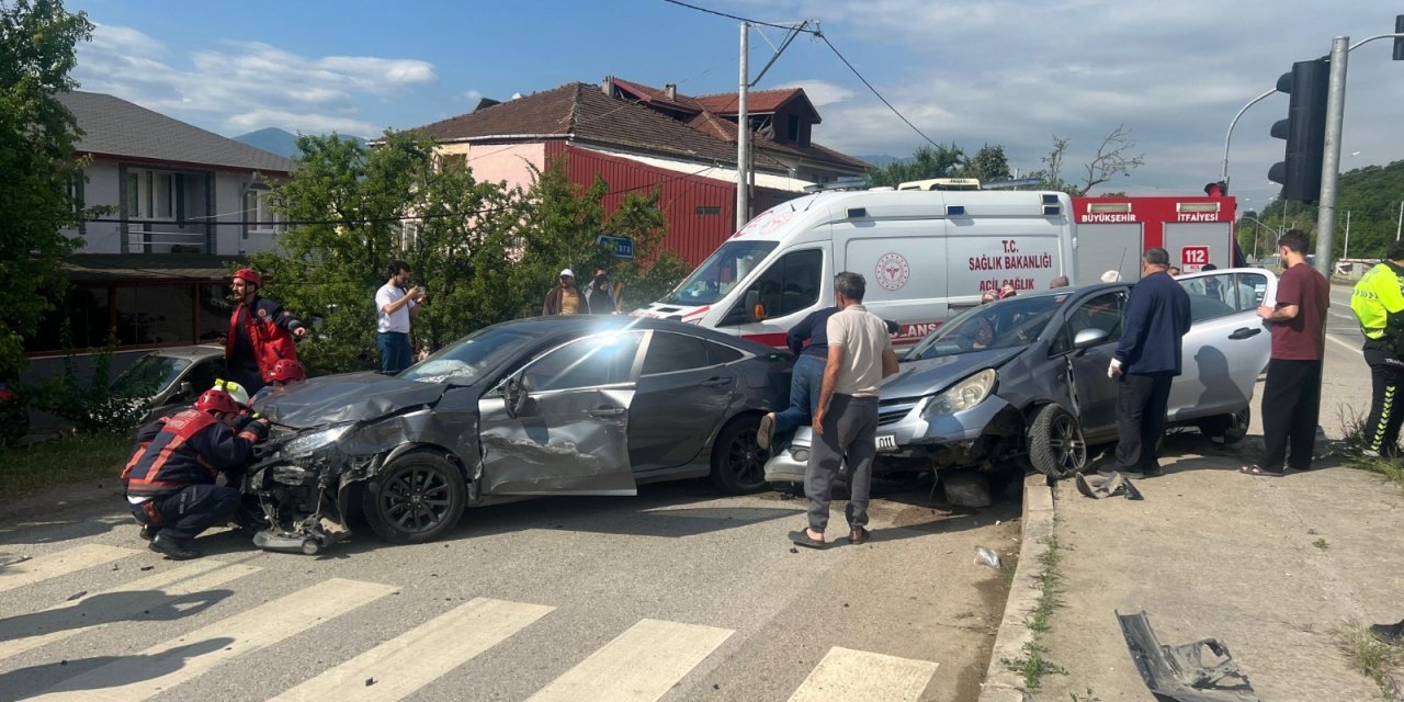 Sakarya'da otomobiller çarpıştı: Yaralılar var