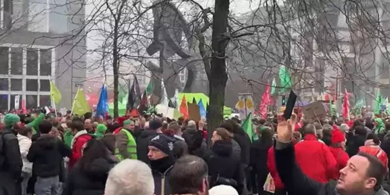 Kemer sıkma politikaları binleri sokağa döktü! Kamu çalışanları grevde