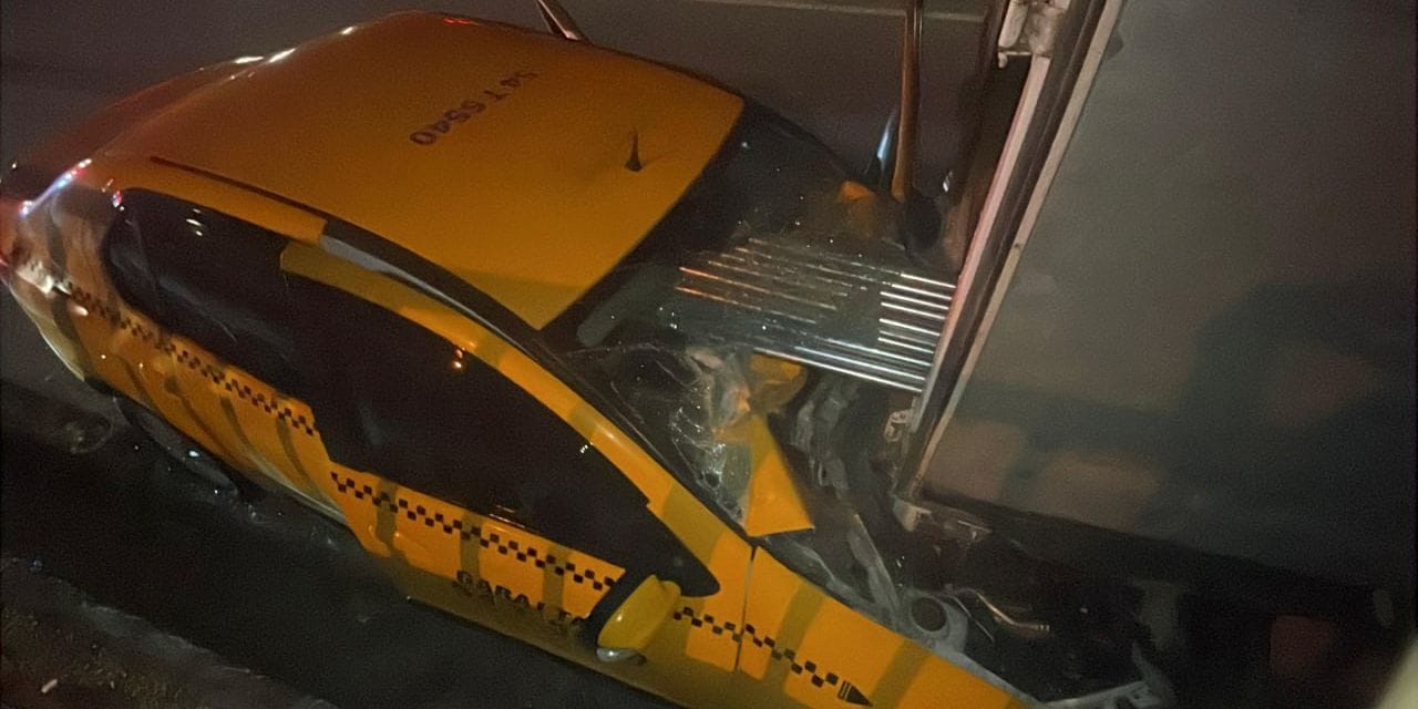 Feci kazada taksi, kamyonete çarptı: Demir borular camdan içeri girdi