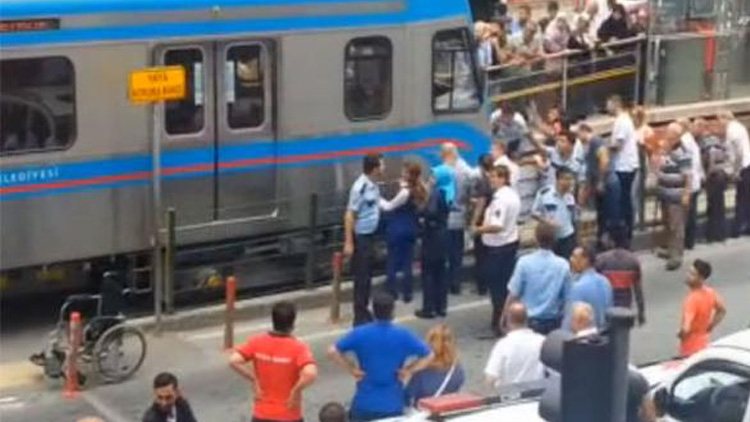 İstanbul'daki kadın tramvay altında kaldı: 5 metre sürüklendi