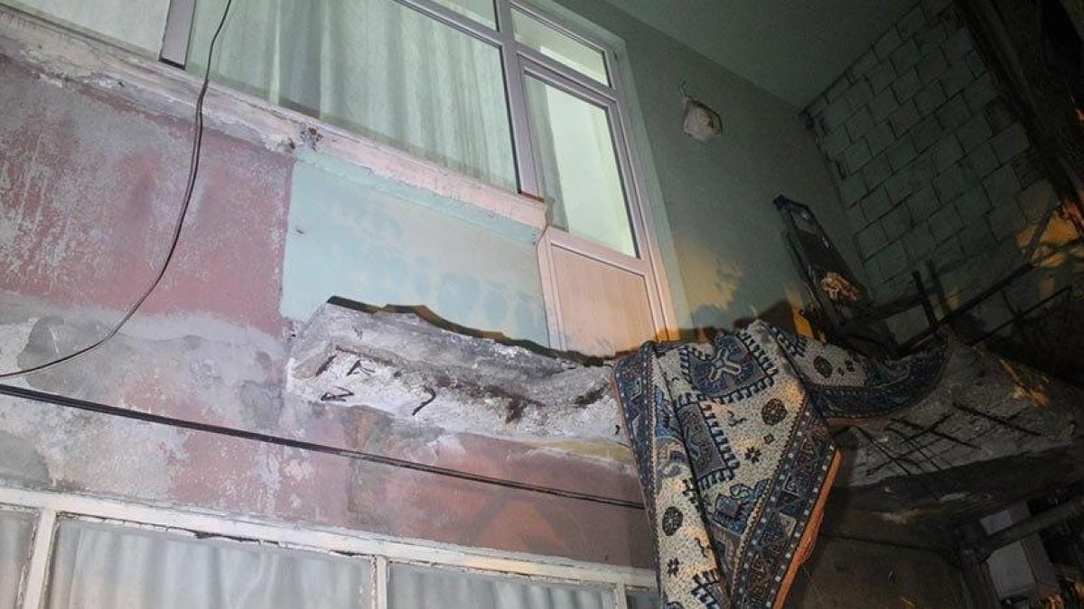Evin balkonu çöktü: 3’ü çocuk 5 yaralı