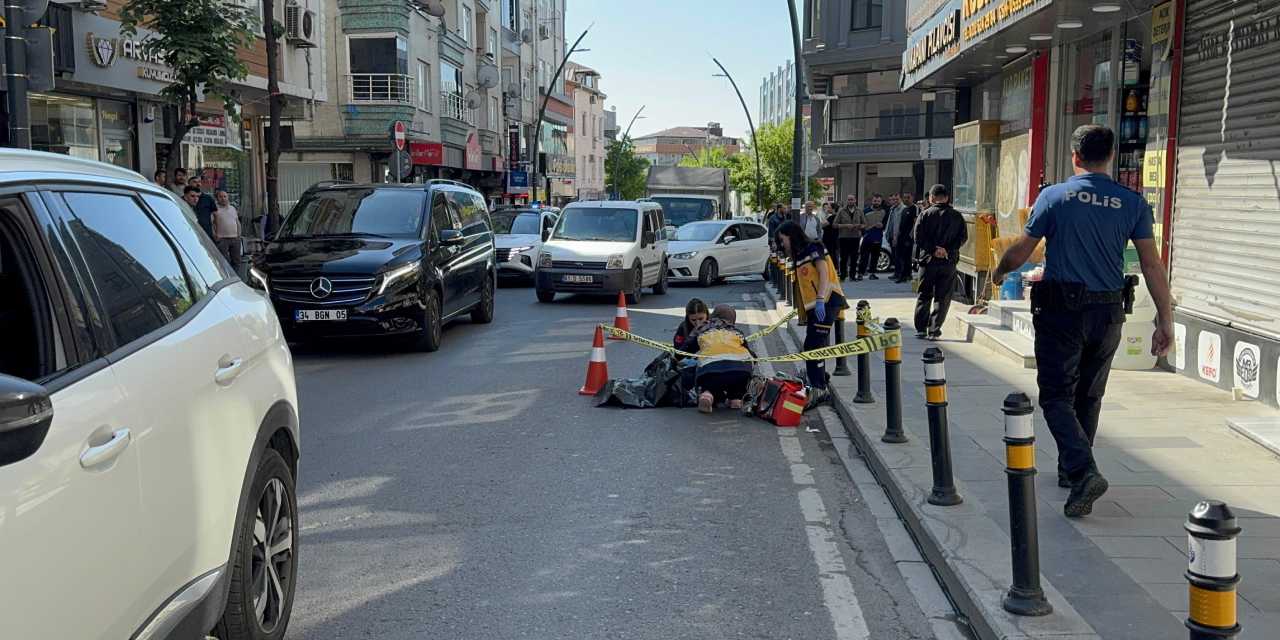Küçükçekmece'de fenalaşarak yola düşen yaya feci şekilde can verdi!