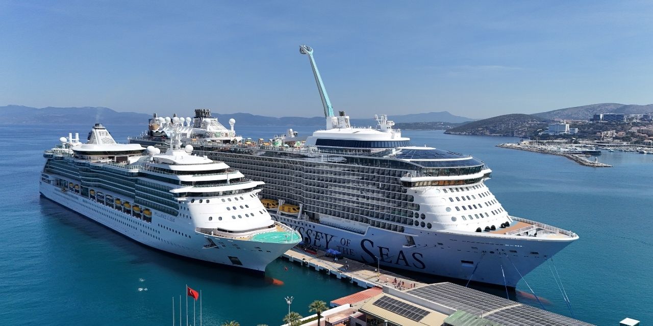 Kuşadası'na gemiyle akın akın geldiler