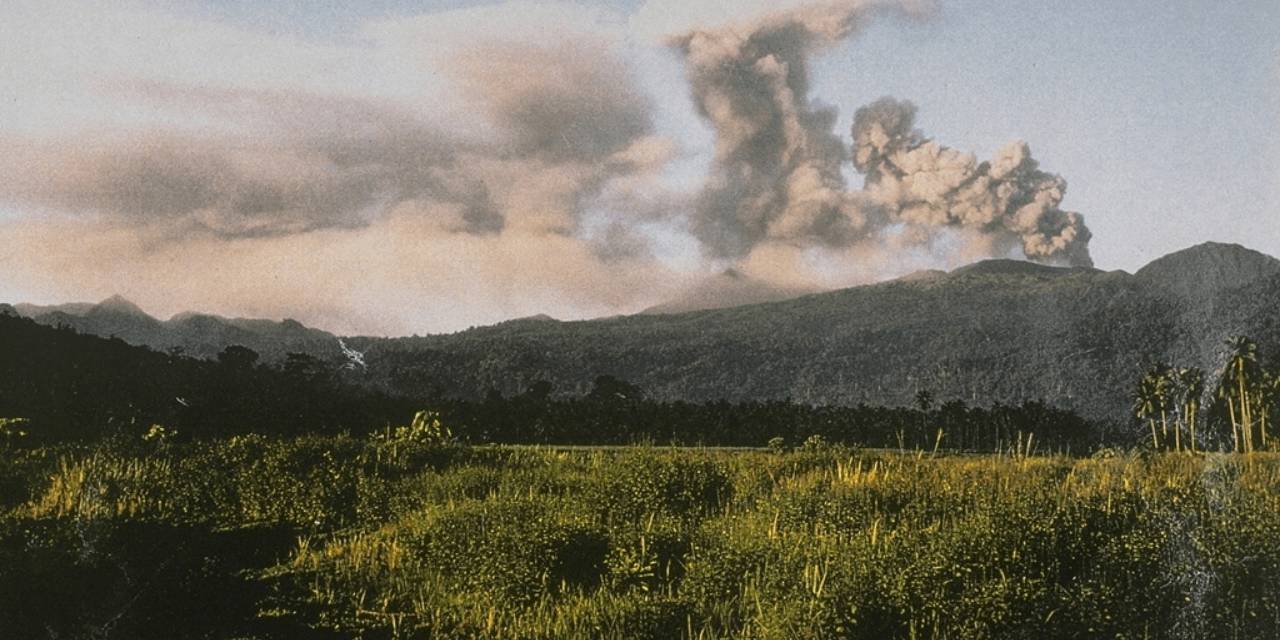 Yine patladı! Gökyüzünde metrelerce yükseklikte kül bulutu oluştu