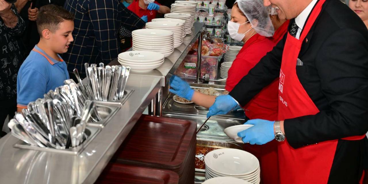 Yeni açılan Kent Lokantası'nda 4 çeşit yemek 50 lira: İlk yemekleri başkan dağıttı