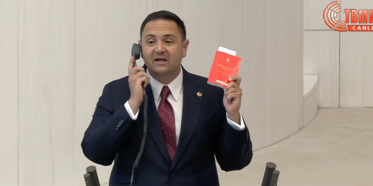 CHP'li Umut Akdoğan Meclis'e getirdiği ahize ile bakın kimi taklit etti