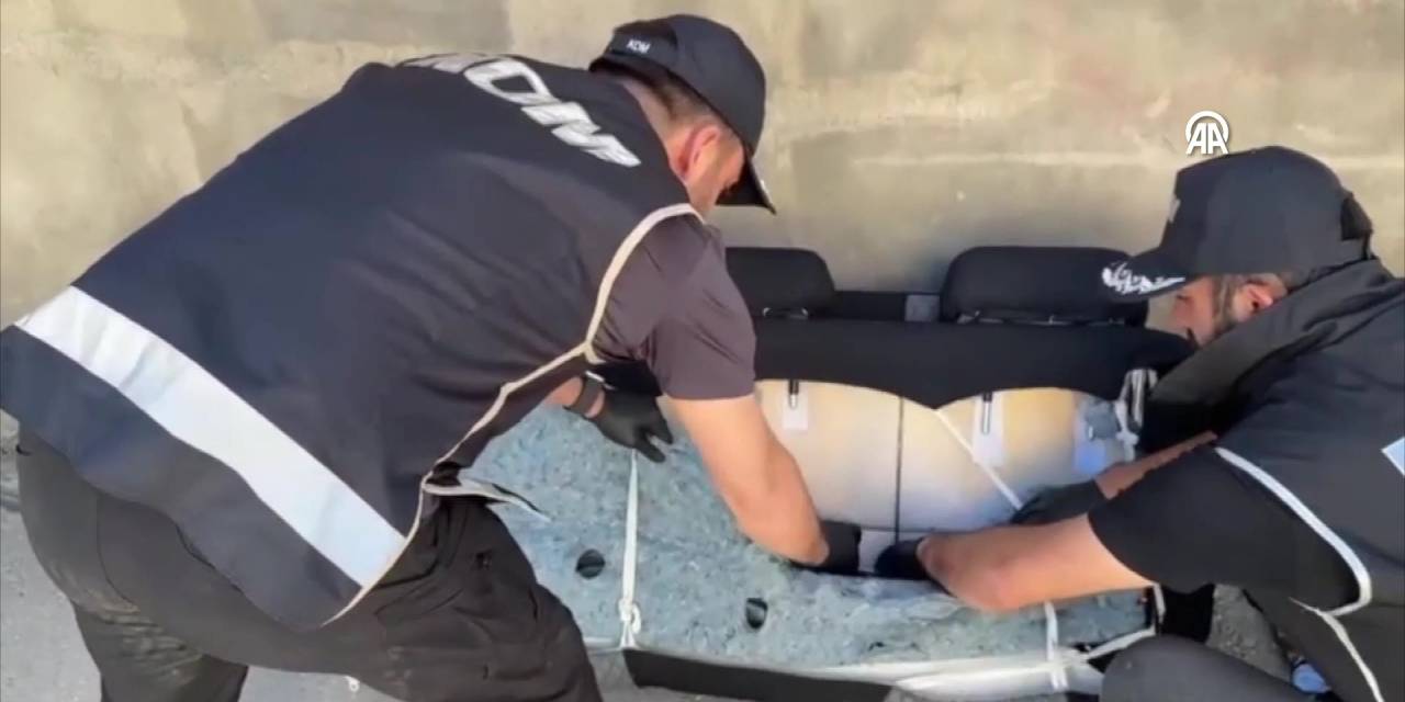 Pikapa gizlenen kaçak telefonlar Hakkari'de ele geçirildi