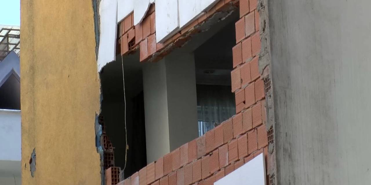 Molozlar temizlenirken yan apartmanın duvarları patır patır döküldü