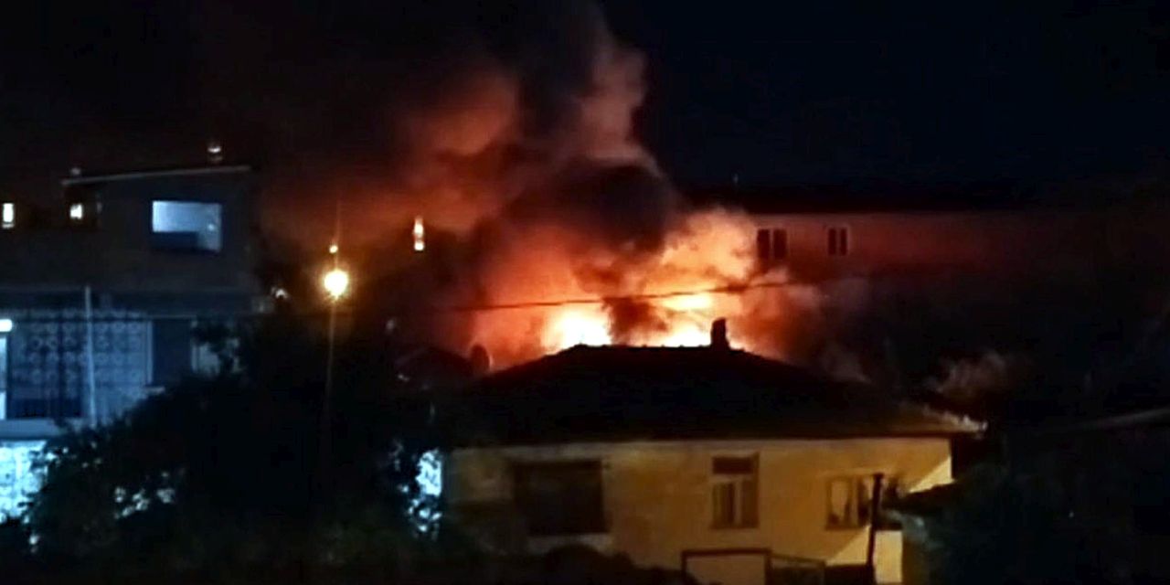 Edirne'de korkutan yangın: Bir ev kül oldu, iki ev hasar gördü
