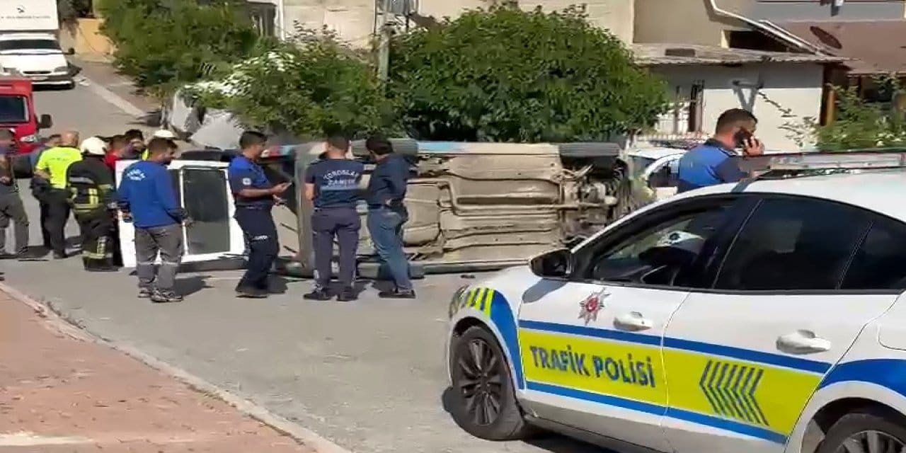 Mersin'de zabıta aracı devrildi