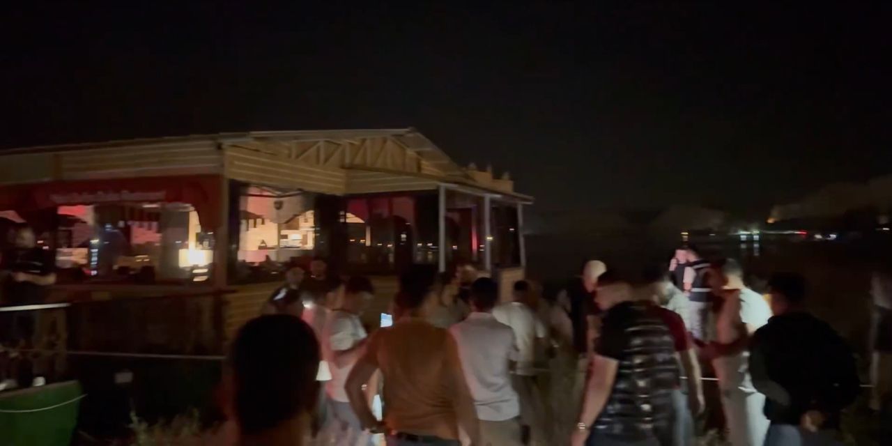 Fırat Nehri'nde panik: Halatı kopan duba restoran sürüklendi, müşteriler mahsur kaldı