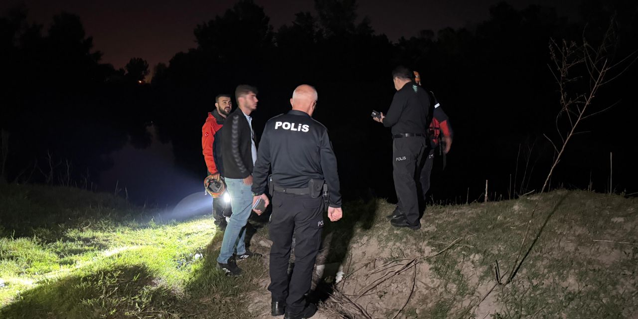 Sakarya Nehri’nde kayıp alarmı: Ekipler cüzdan ve telefon buldu
