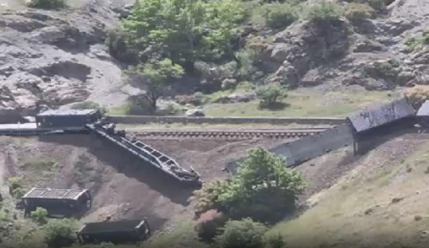 Elazığ'da yük treni raydan çıktı