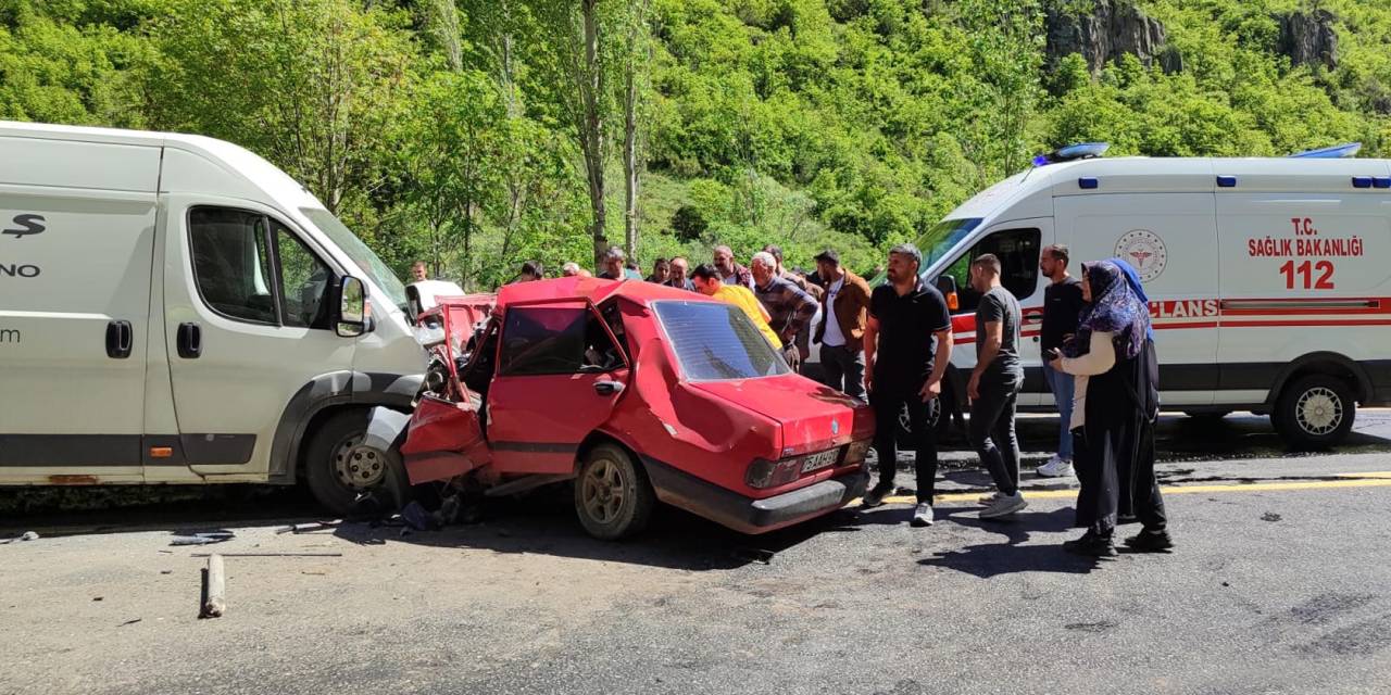 Erzurum'da minibüs ve otomobil kafa kafaya girdi: 2 ölü