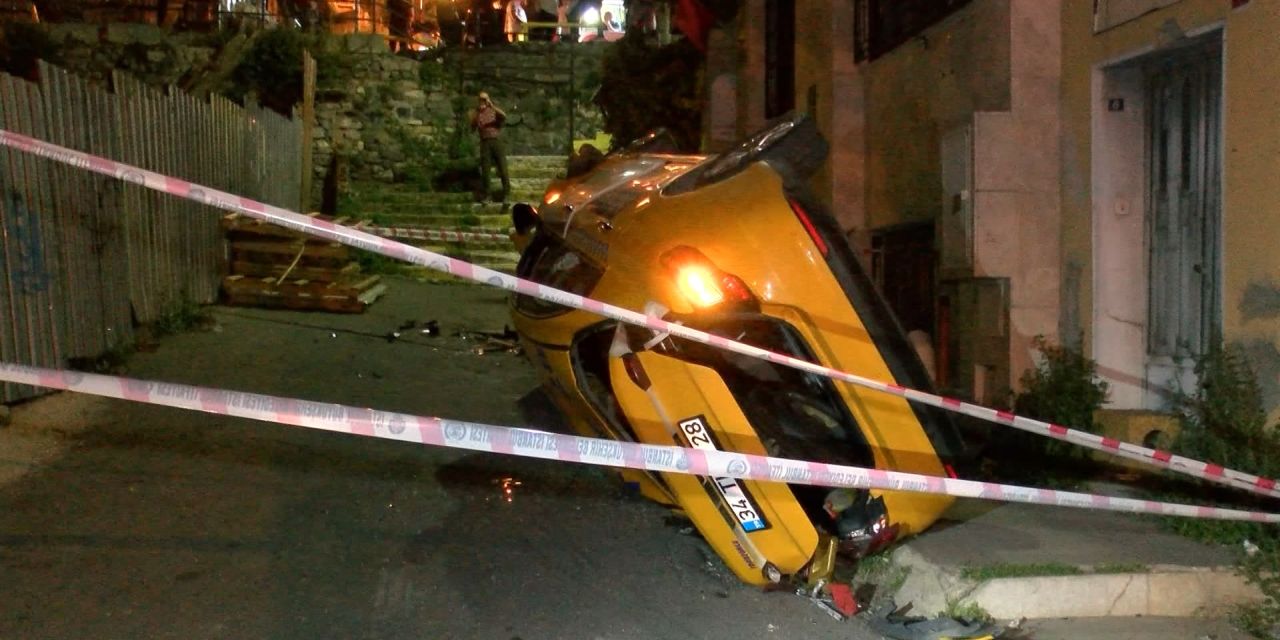 Taksi 10 metreden uçup sokağa düştü, market kamerası kaydetti