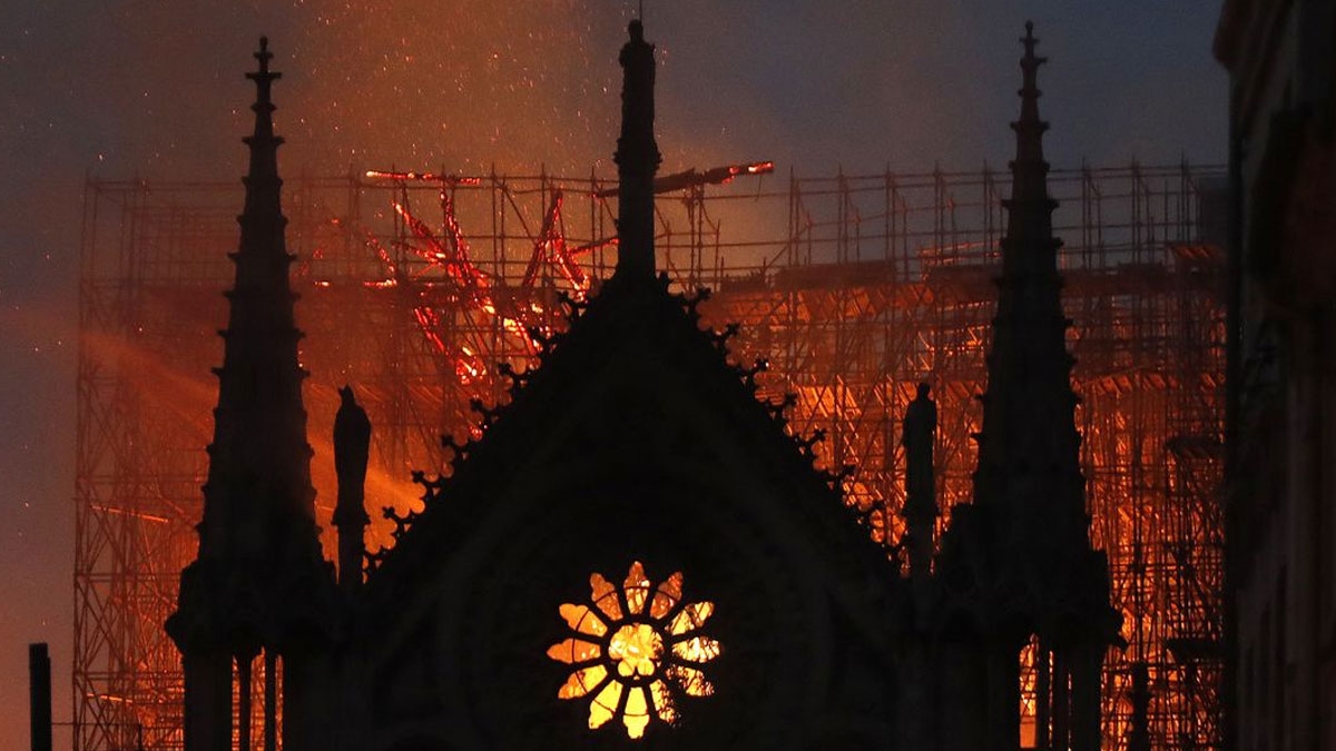 Notre Dame Katedrali yangından sonra ilk kez ibadete açılıyor: Kaskla ibadet edilecek