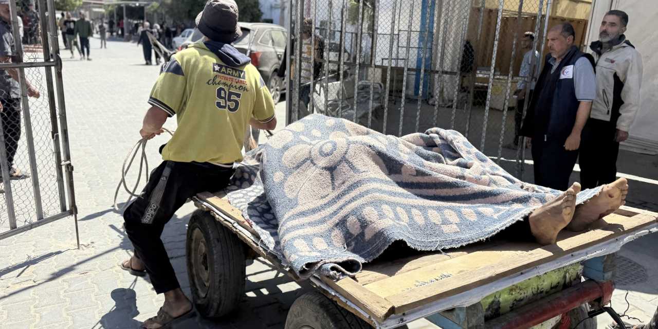 İsrail'in vurduğu Gazze'de cenazeler 'at arabalarıyla' taşındı