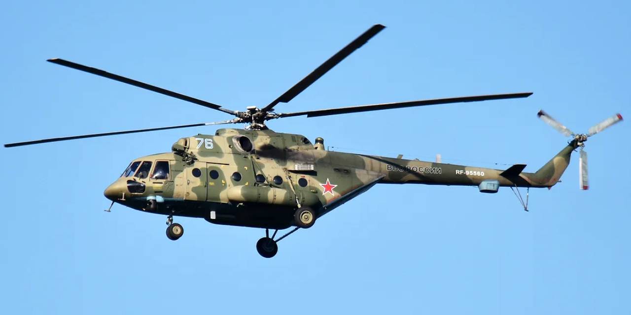 Rusya'da helikopter ıssız bölgeye düştü!