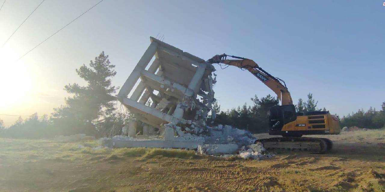 AKP'li belediye dönemindeki kaçak yapıyı CHP'li belediye yıktı