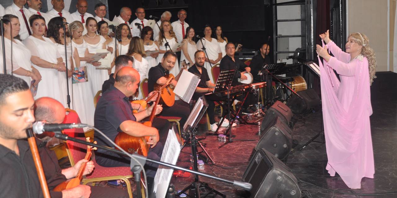 Usta sanatçı koroya şeflik yaptı: Türkülerini seslendirdi