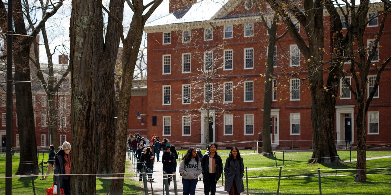 Harvard'dan Trump yönetimine yabancı öğrenci davası