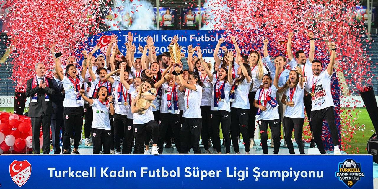 ABB FOMGET Süper Lig şampiyonluğunu doyasıya kutladı