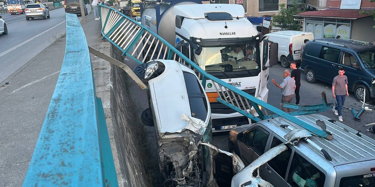 Kocaeli'de faciadan dönüldü: Araç 3 metreden yan sokağa düştü