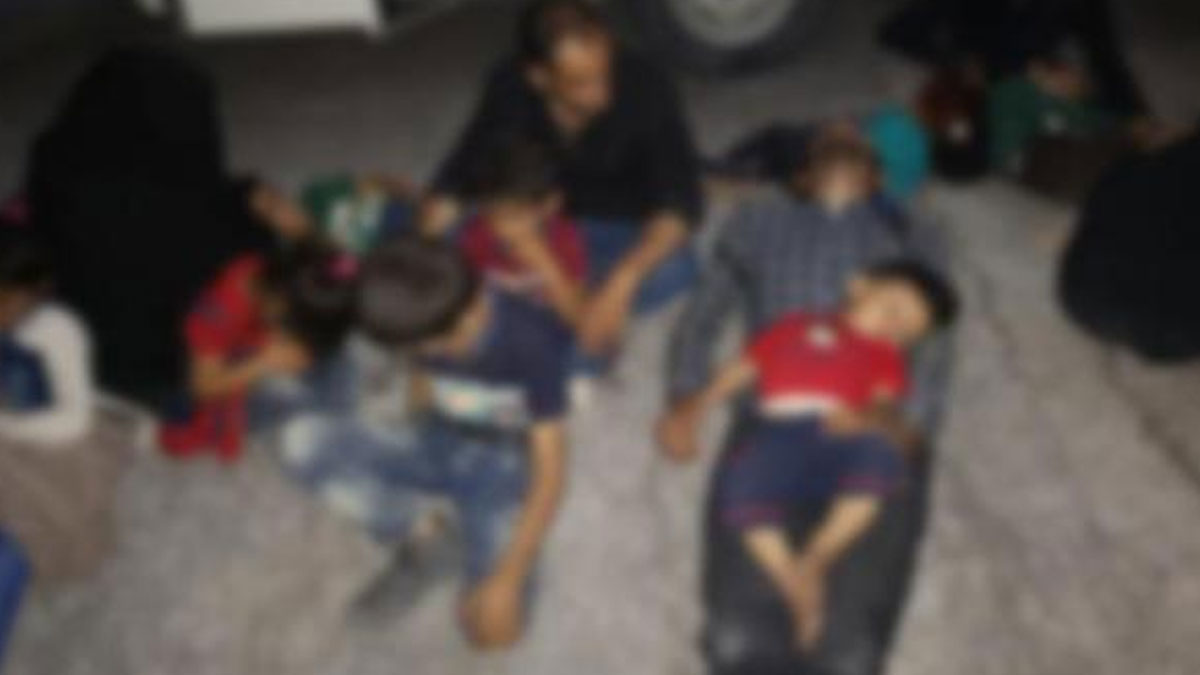 Bir eve kilitli halde 26'sı çocuk 54 göçmen bulundu, 2 gündür aç oldukları ileri sürüldü