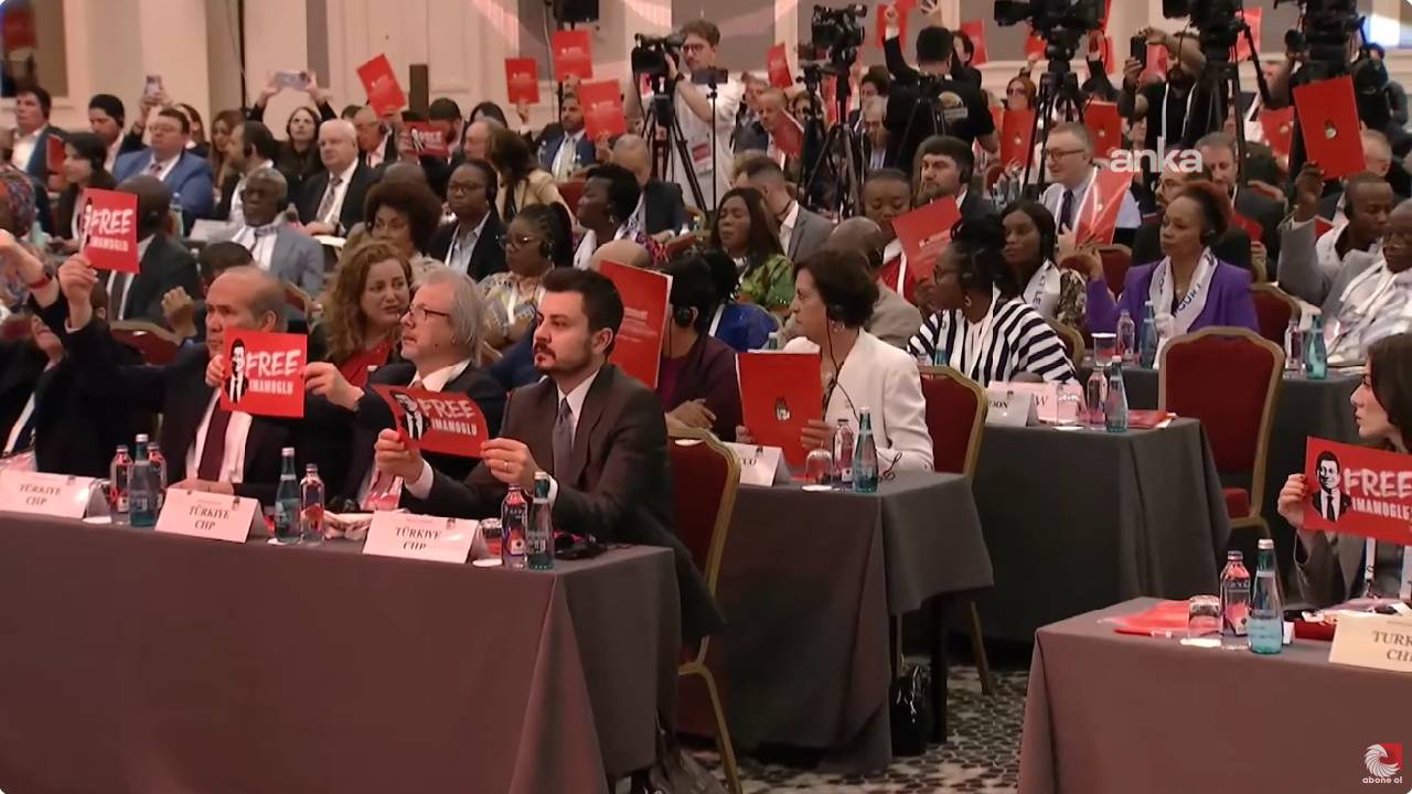 Sosyalist Enternasyonal'den İmamoğlu pankartı