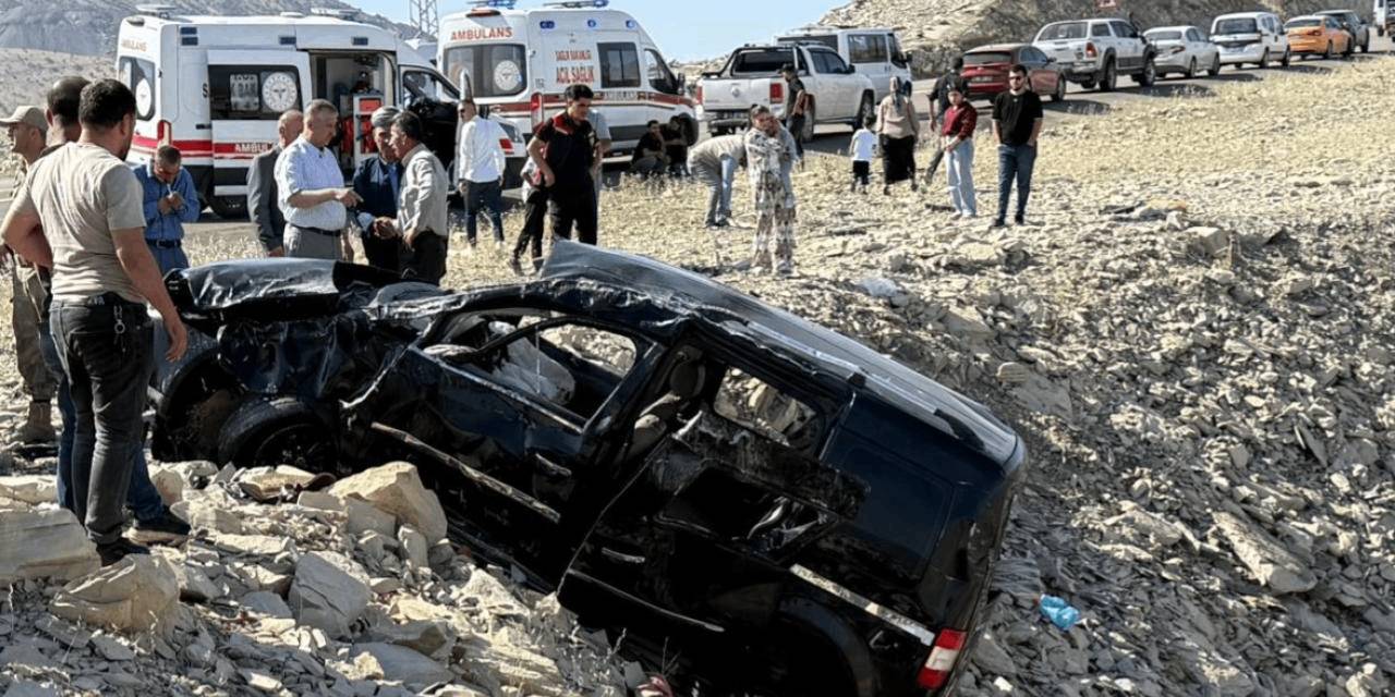 Şarampole devrilen araç aileyi ayırdı: 3 kişi hayatını kaybetti