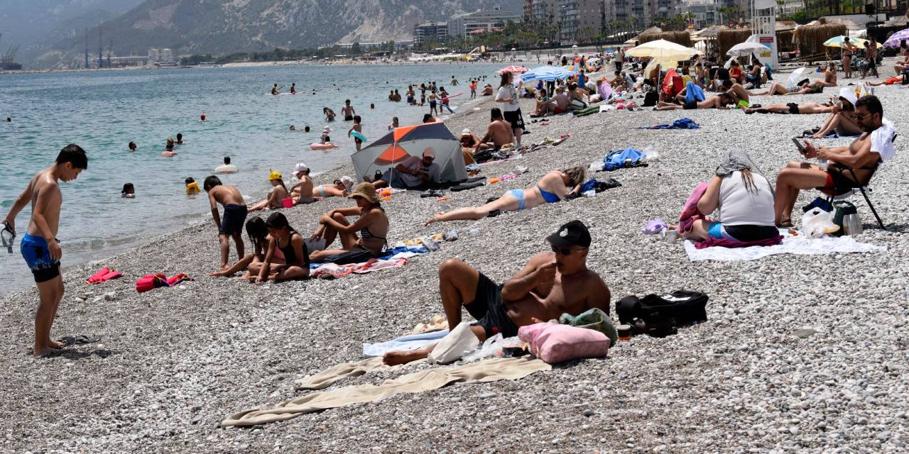 Sıcak havadan bunalanlar sahile akın etti: Görüntüler yazı aratmadı