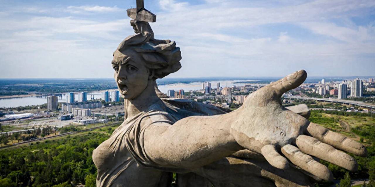 Sovyet mirası ünlü heykelin içinden ceset çıktı!