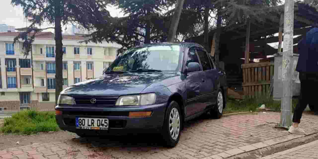 Esenyurt'ta park halindeki otomobilin çalınma anı kameralara yansıdı