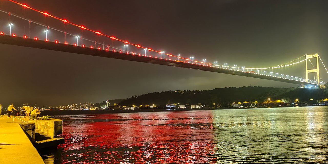 Köprüler şampiyon Galatasaray’ın renkleriyle ışıklandırıldı