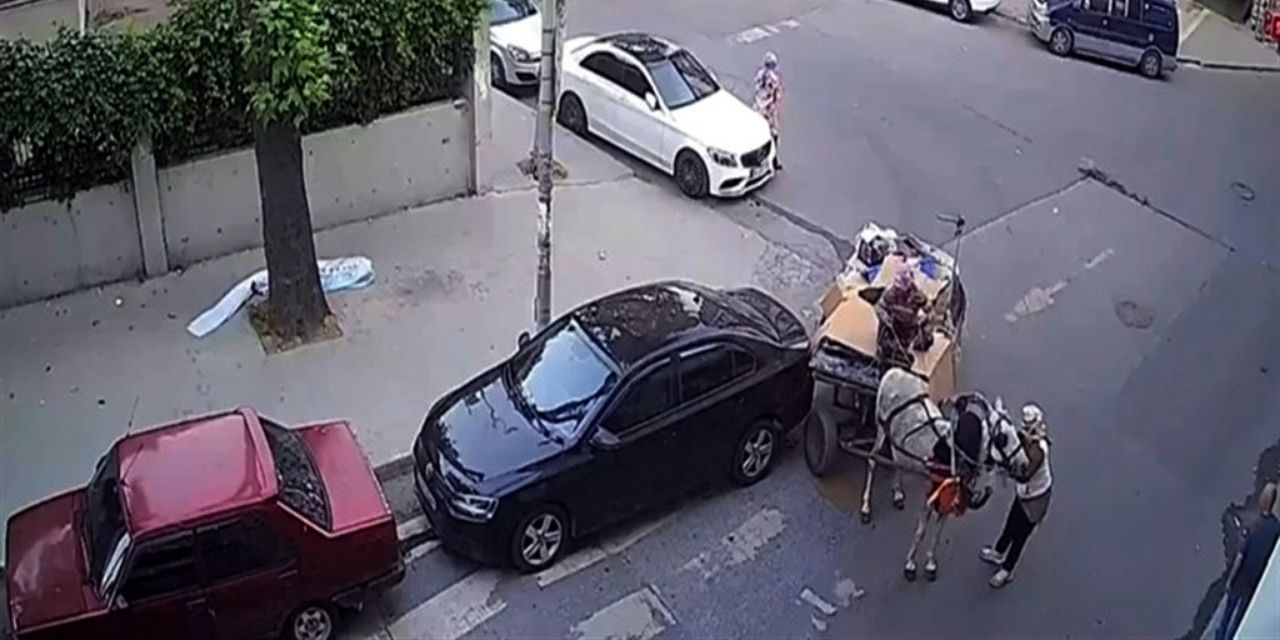 Esenyurt’ta akılalmaz anlar: At arabası otomobile çarpıp kaçtı