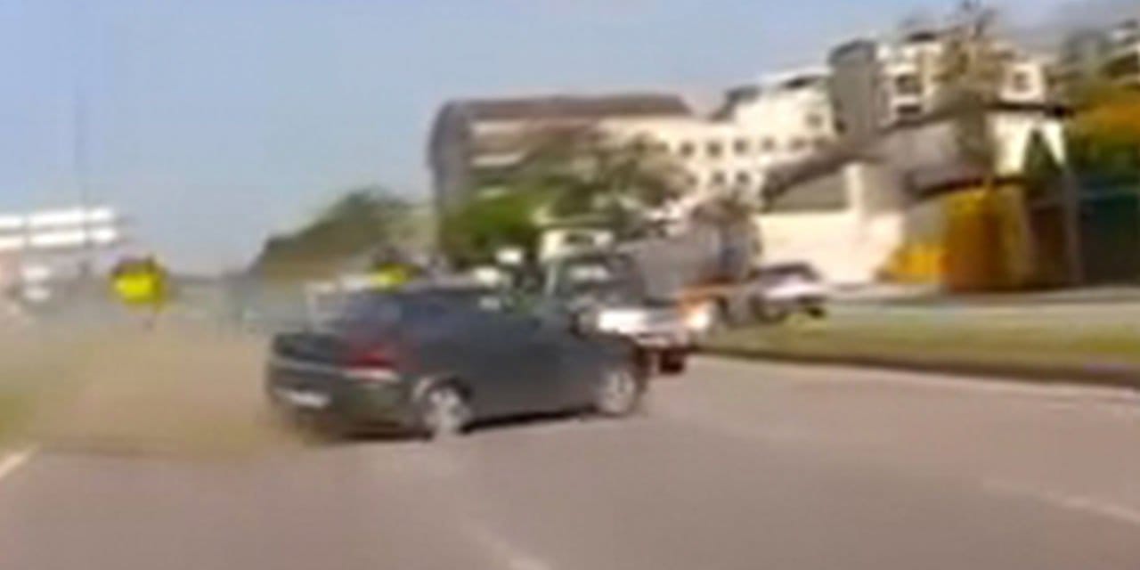 Lastiği patlayan otomobil karşı şeride geçti