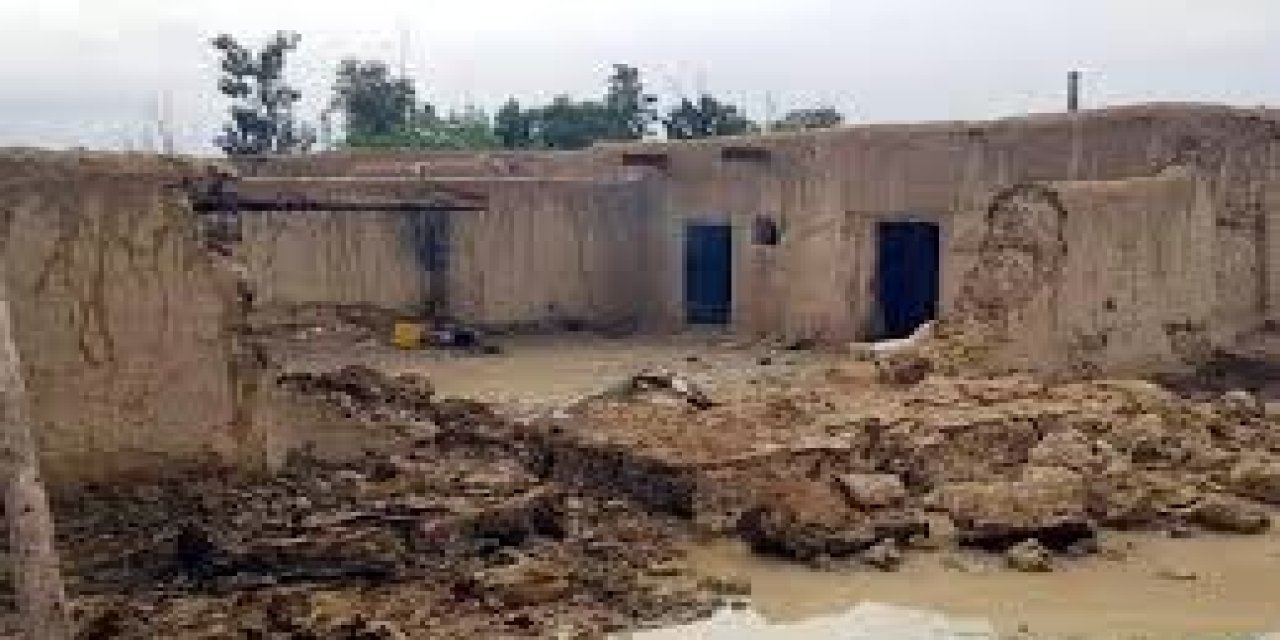 Pakistan'da fırtına evleri yıktı: 18 ölü