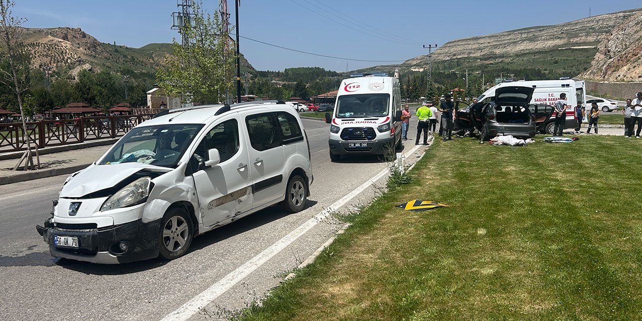 Otomobil ile hafif ticari araç çarpıştı: 3'ü çocuk, 6 yaralı