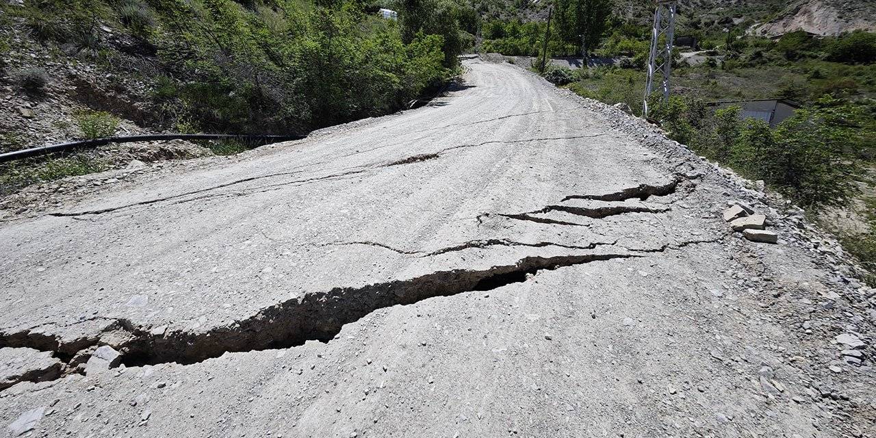 Uzundere ilçesinde toprak kayması meydana geldi