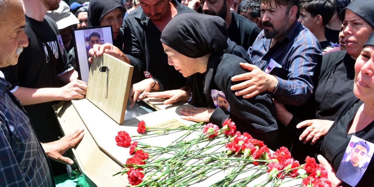 Fransa'da baltayla katledilen Hasan gözyaşlarıyla toprağa verildi