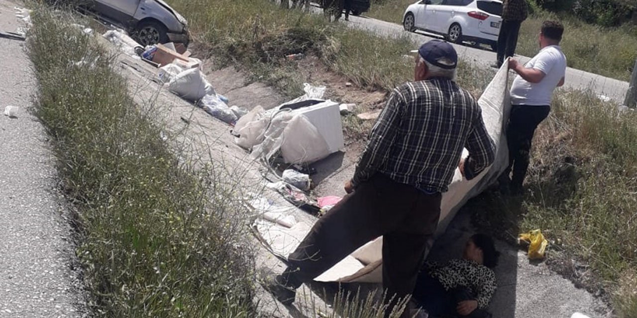 Kaza sonrası, yaralıyı üzerine battaniye tutarak güneşten korudular