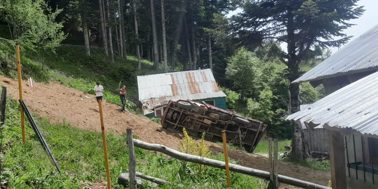 Sakarya'da kamyonet şarampole devrildi: 69 yaşındaki sürücü öldü