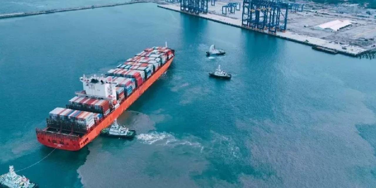 Dev konteyner gemisi battı: 24 kişilik mürettebat kurtarıldı