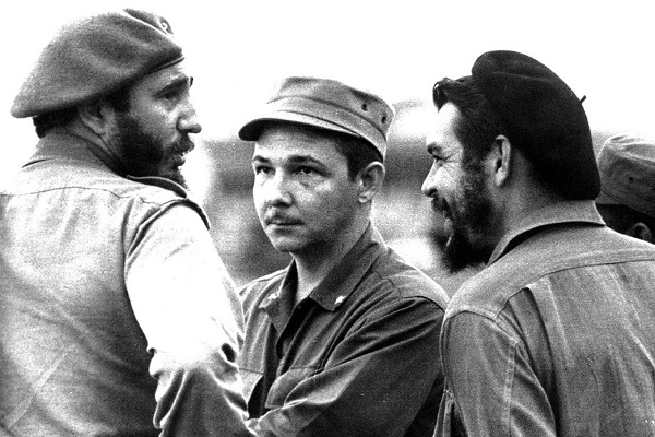 Raul Castro'dan Maduro'ya: Militan dayanışmanın en ön saflarında Kübalıları bulacaksınız