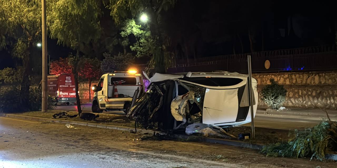 Yüreğir’de feci kaza: Otomobil ağaçlara girdi, 5 yaralı