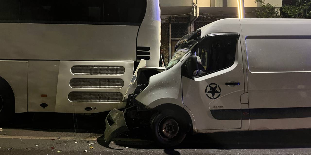Kamyonet, park halindeki otobüse çarptı: Sürücü ehliyetsiz çıktı