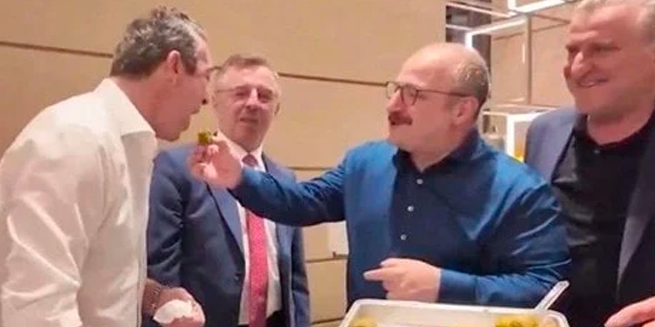 Mustafa Varank elleriyle Ali Koç'a yedirdi