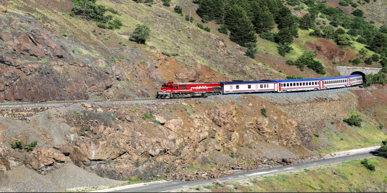 Diyarbakır ekspresi sadece bir tren değil: Manzara eşliğinde halay çektiler, Doğu'yu keşfettiler!