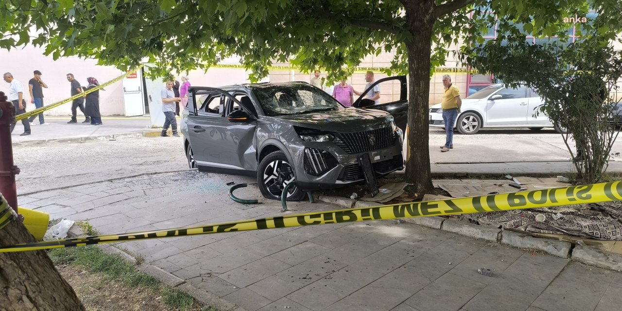 Diyarbakır'da araba hastane önüne kalabalığa daldı: 1 ölü