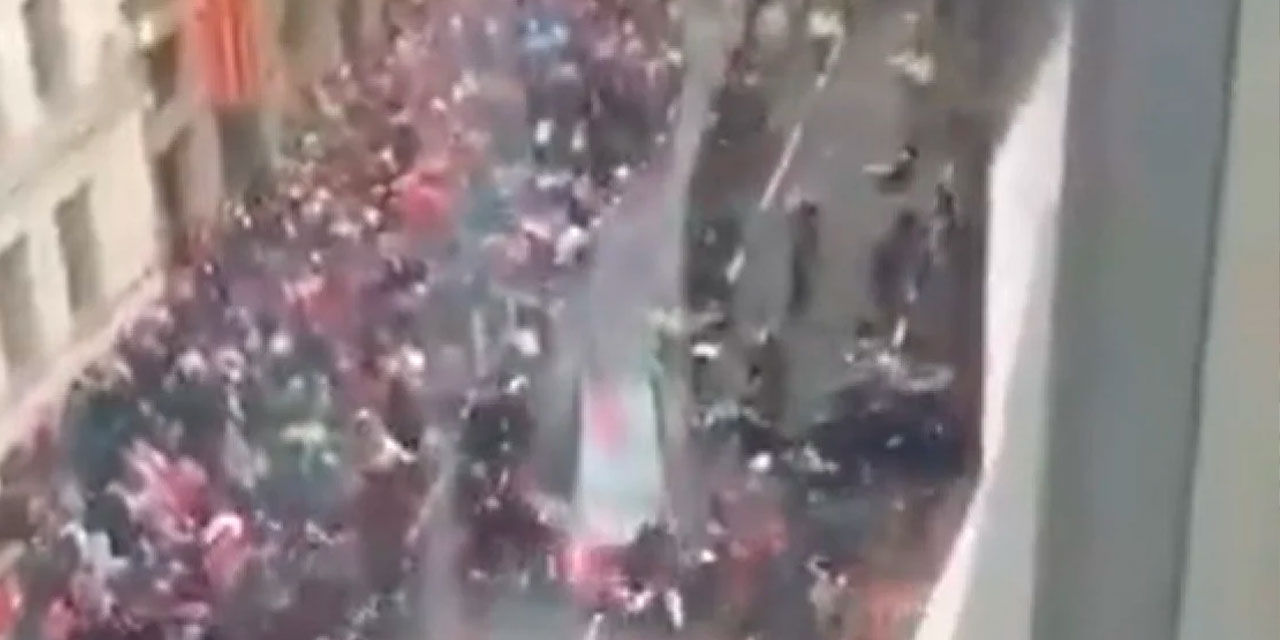 Şampiyonluk kutlayan taraftarların üzerine sürdü: 6 kişi ezildi